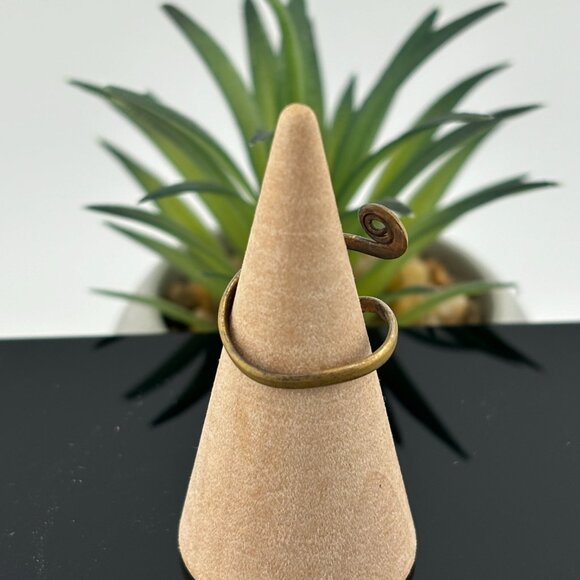 Vintage Twirl Ring With White Stone - Picture 2 of 3